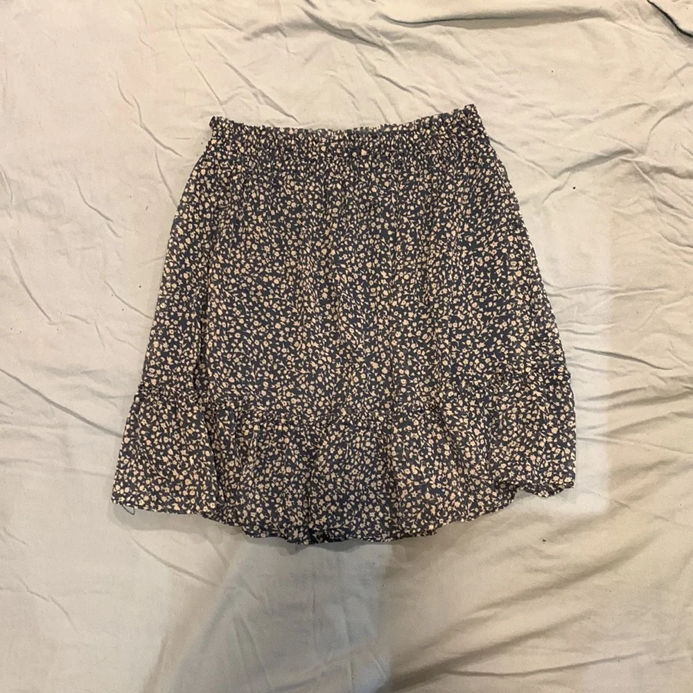 Fall/Spring mini skirt - Picture 2 of 3